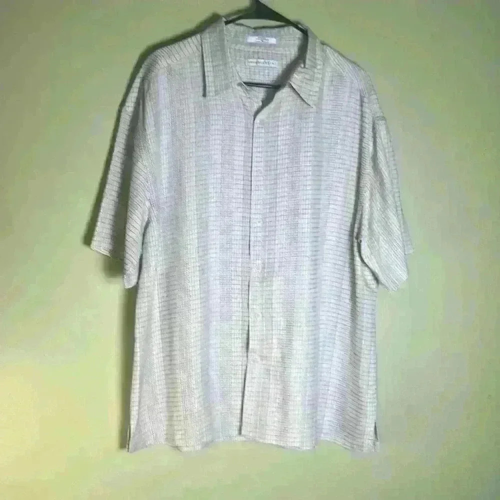 Geoffrey Beene men’s bottom down short sleeve shirt, 💯 percent silk .
